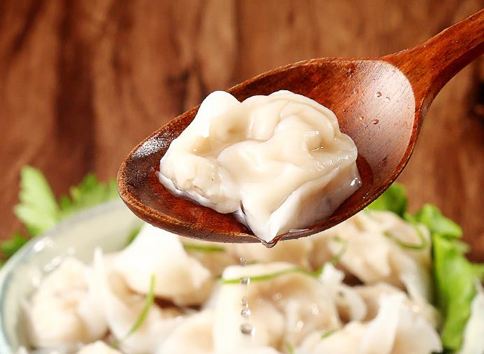 除了蒸煮时间外，烹饪冰冻鱼饺时还需注意以下几点